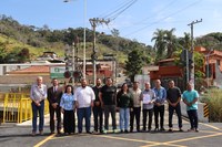 Câmara e Prefeitura Municipal recebem oficialmente a nova ponte sobre o córrego São Fidélis, entregue pela MRS Logística.