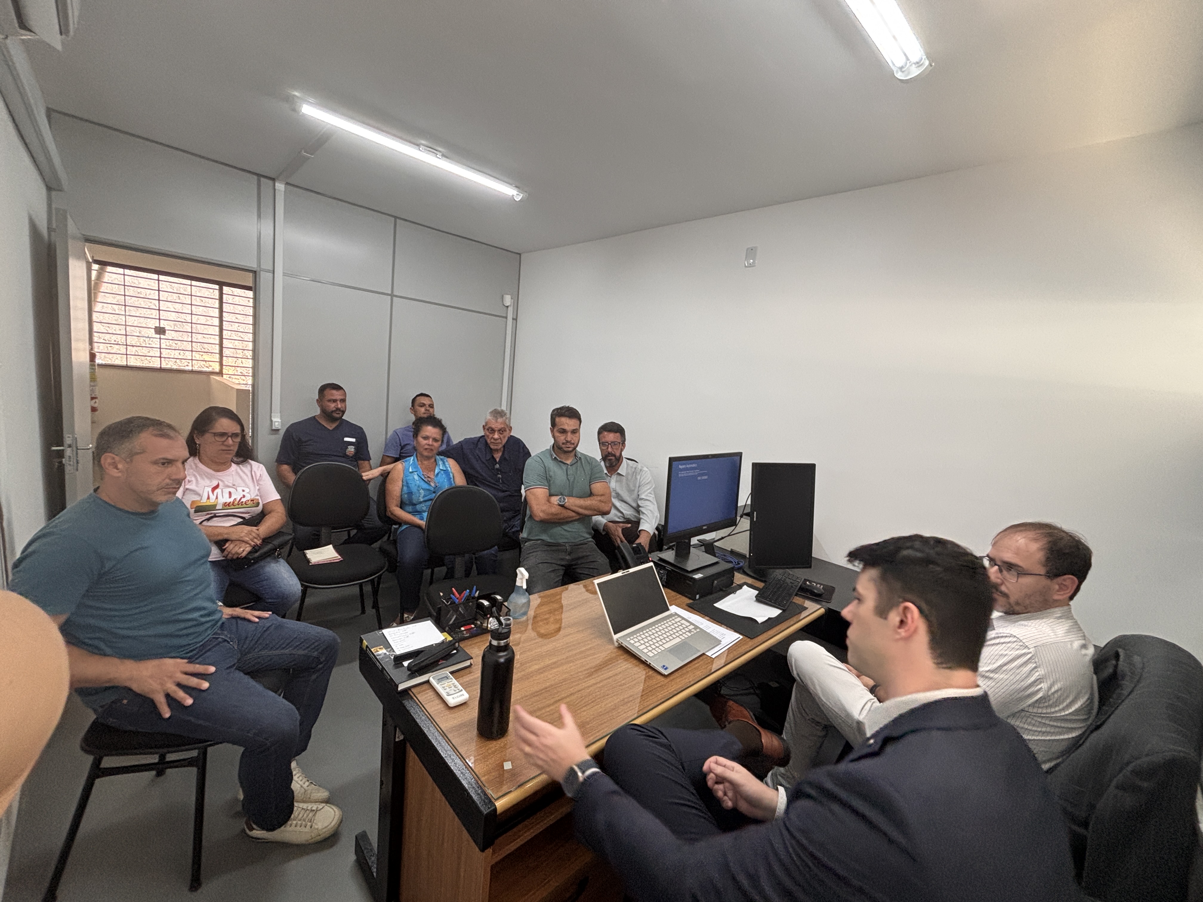 Câmara e Prefeitura Municipal se reunem com Promotoria de Justiça para tratar questões sobre os serviços prestados pela empresa Paraibuna Transportes