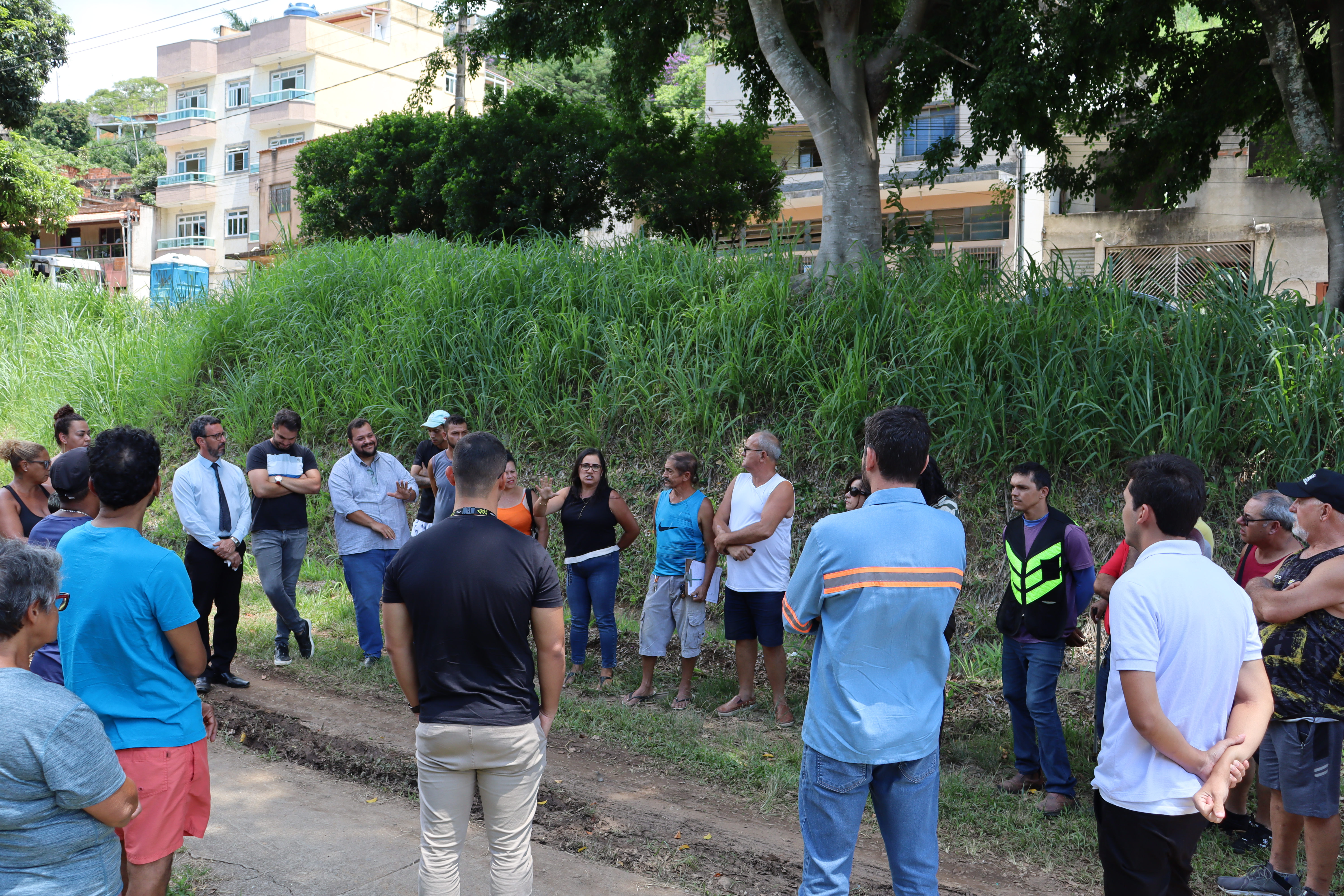 Vereadores se reúnem com moradores da comunidade Beira Linha e representantes da MRS para discutir obras na região