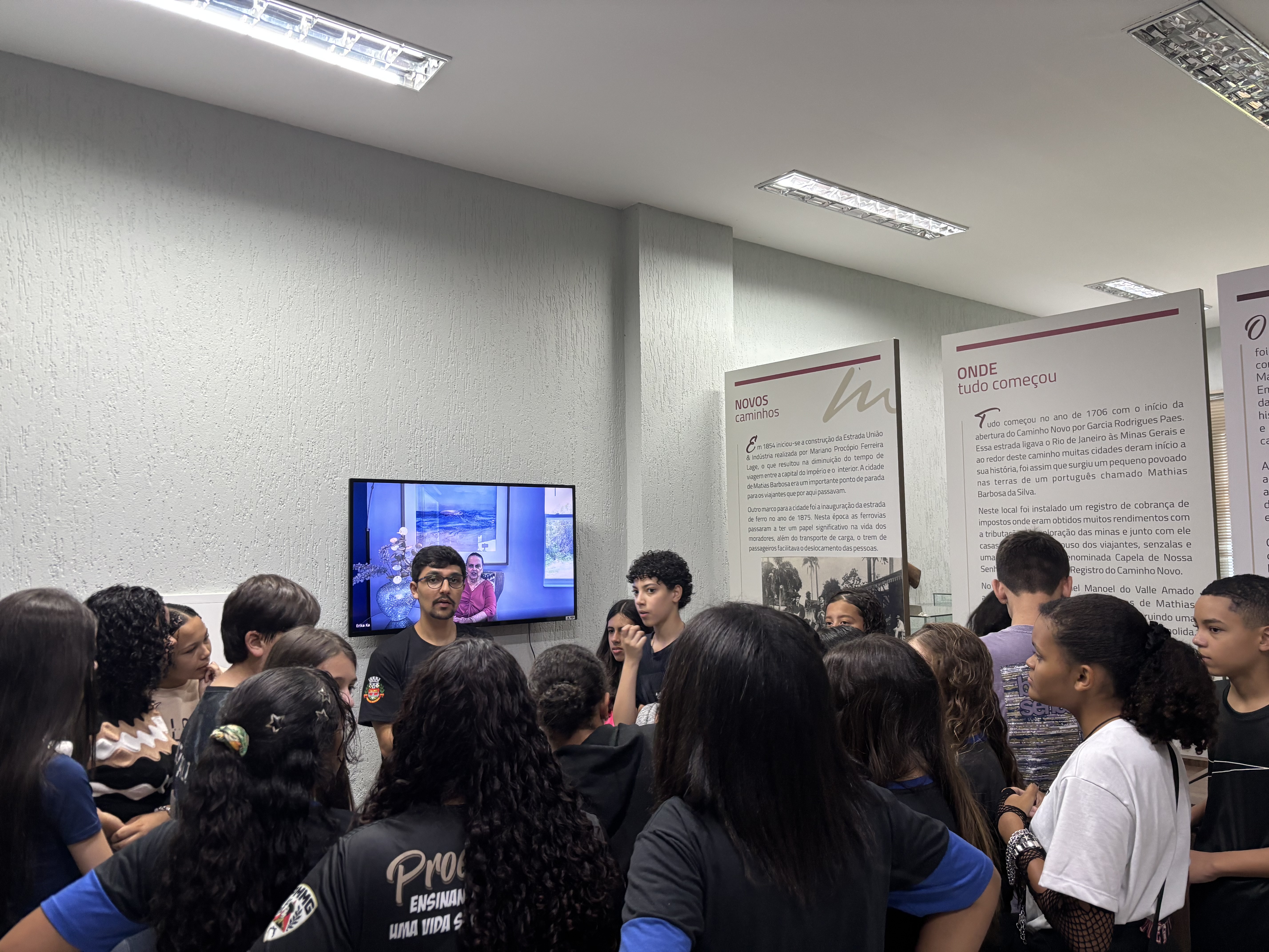 Visitas mediadas aos espaços da Câmara marcam a Semana Nacional da Educação Legislativa no município