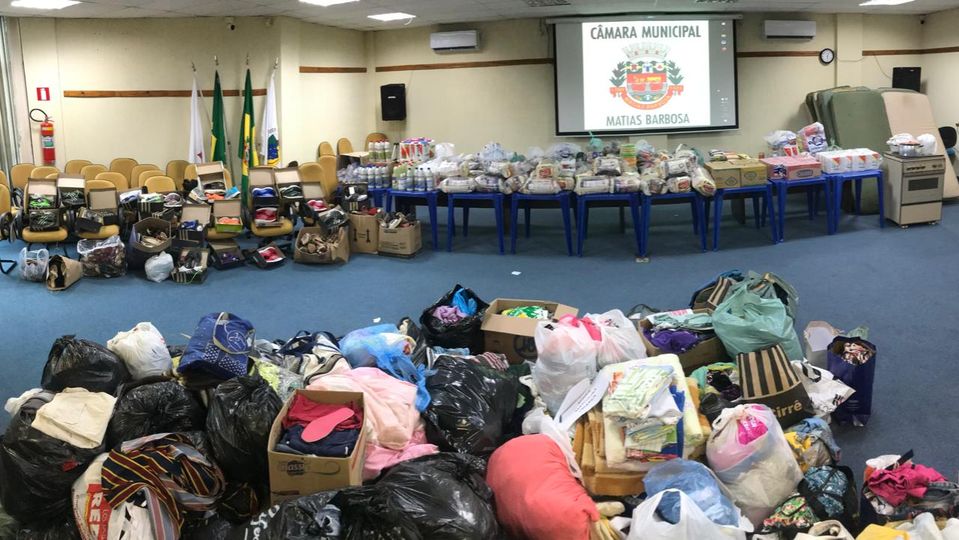 MORADORES COMEÇAM A RECEBER DONATIVOS             